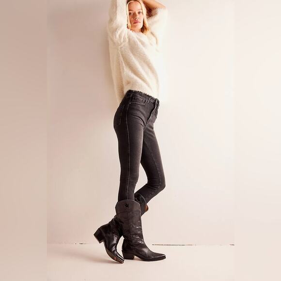 Free People Raw High-Rise Jegging black distressed raw hem skinny leg - Picture 3 of 8